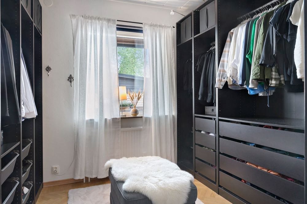 Walk-in closet