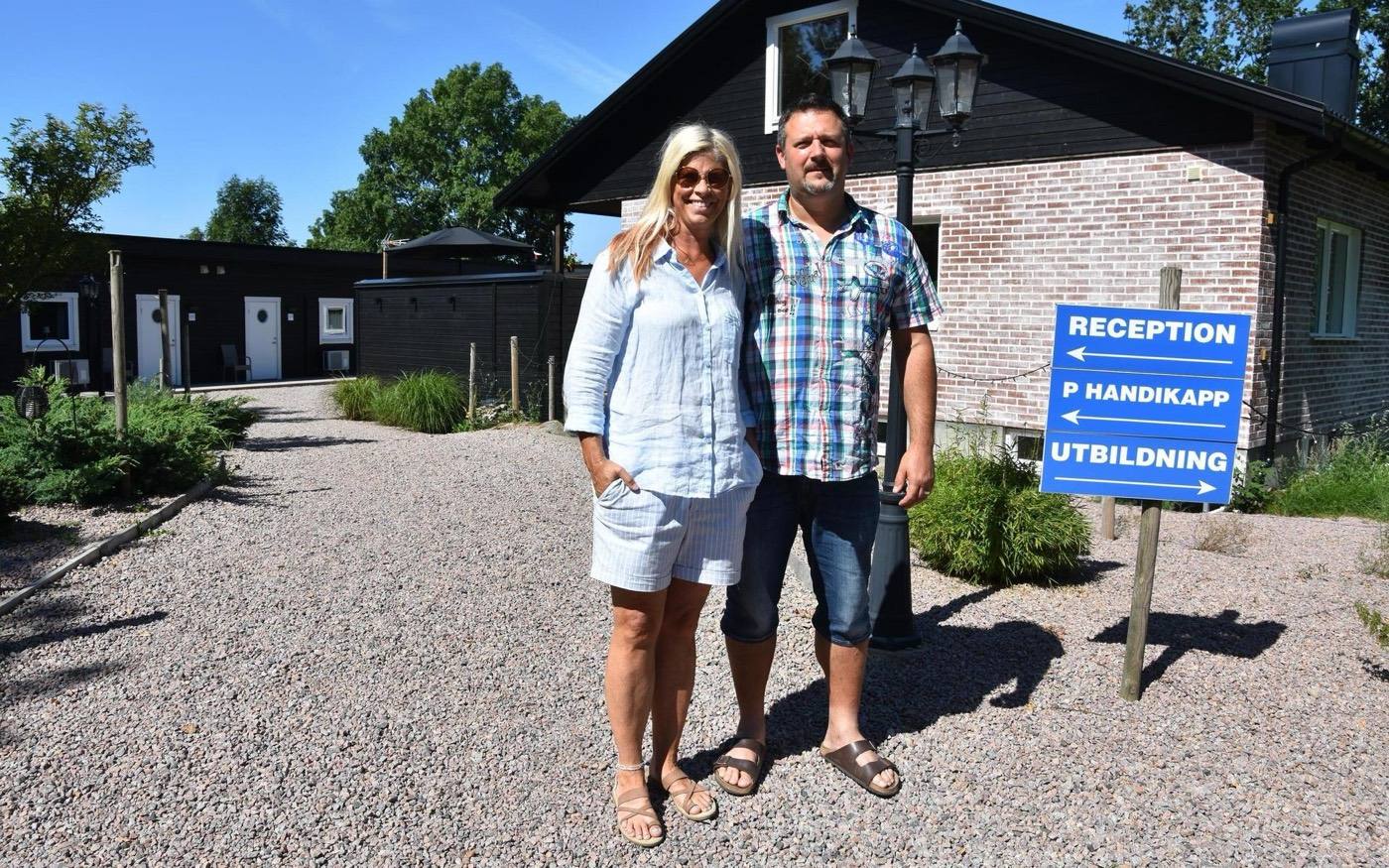 Marie och Stefan framför verksamhetsbyggnaden